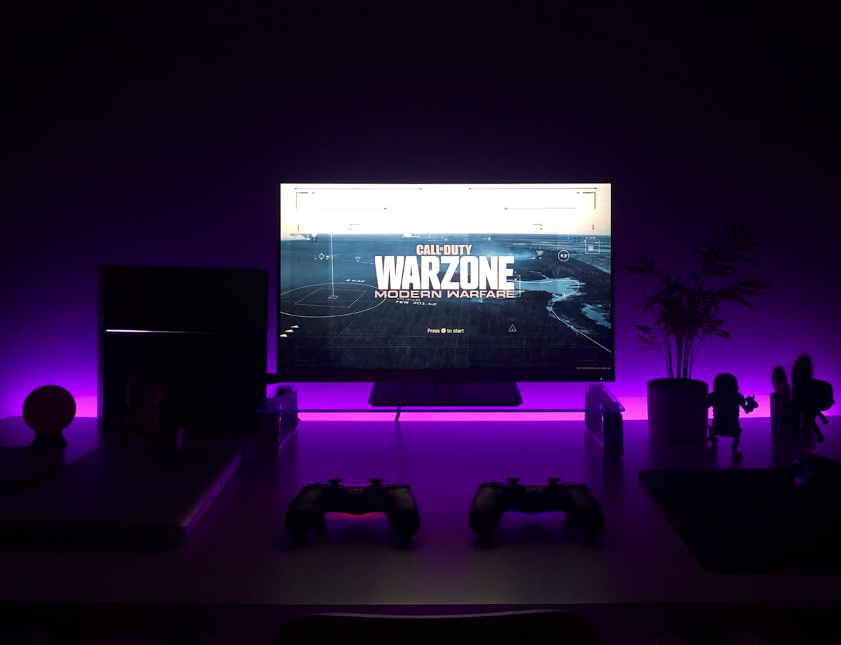 Strefa gamingowa z neonowym oświetleniem i monitorem